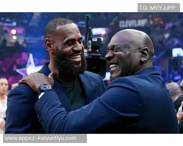 亚当斯边叫疼边偷瞄镜头ESPN配詹姆斯搞笑表情引发热议 亚当斯边叫疼边偷瞄镜头ESPN配詹姆斯搞笑表情引发热议